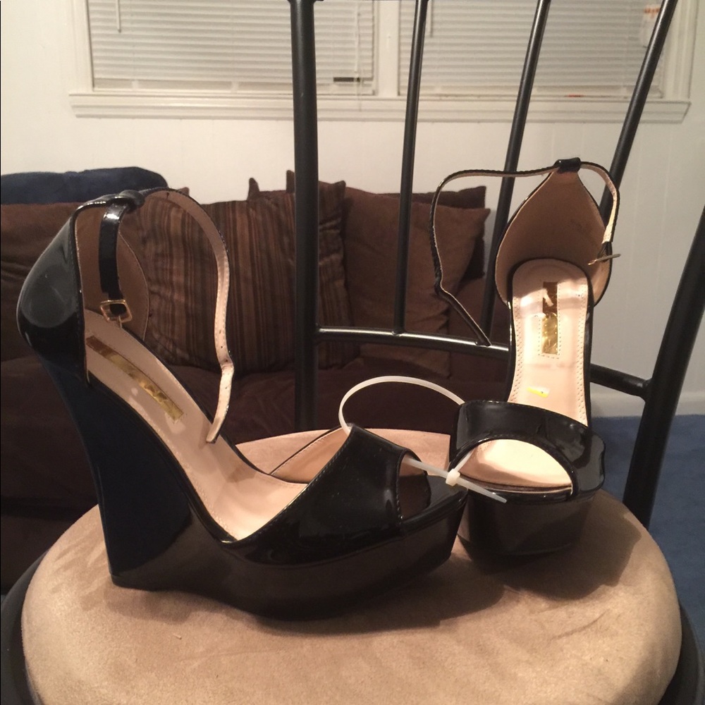 Black wedges
